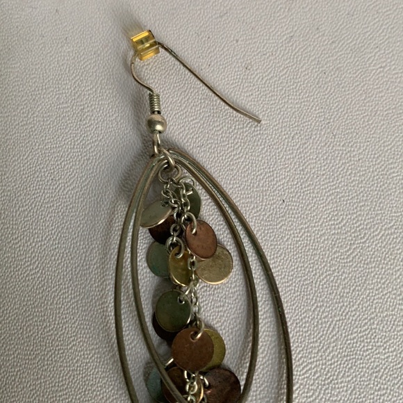 Vintage teardrop light metallic dangling earrings - Picture 5 of 8